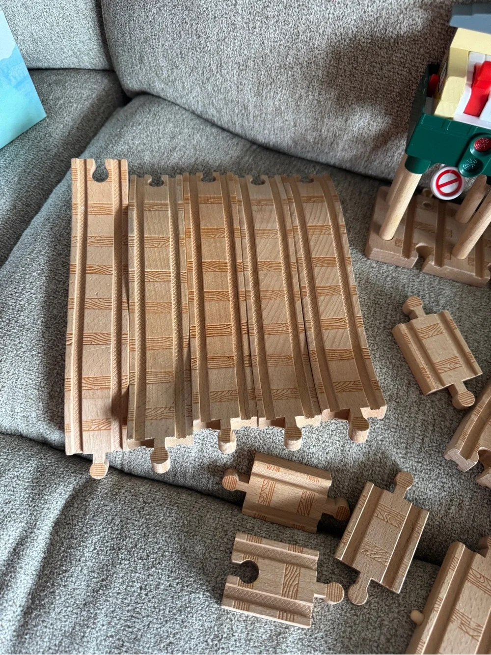 SODO Wooden Train Signal Station & Natural Track Set - Green/Yellow